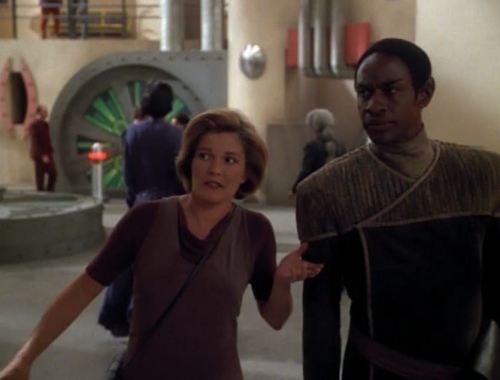 queen-of-the-spider-people:Kathryn Janeway and Tuvok are totally best space friends.