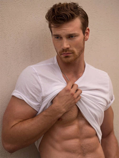 boytrappedinthcloset:  Look at Derek Theler perfectly shaped abs