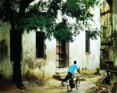 avtavr: Street Scene, Zanzibar. ph. Dennis Johnson