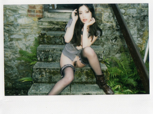 bottomlesswomenfetish: sittingpuss: by sexyinstax Bottomless women are soooo cute series