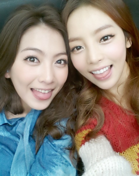 Hara and Jiyoung look like twins in recent selca