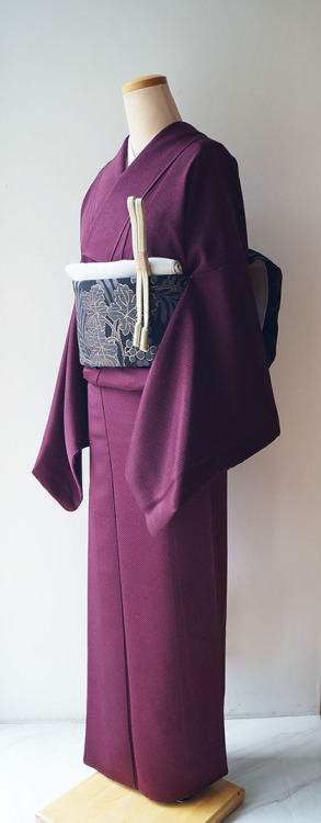 Grape-purple iromuji paired with a very chic grape and vine obi (seen on)