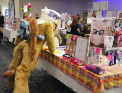 teenprincesscadance:  sydney-roo:  Hey! I’m SHOPPIN’ here! What do you mean these things cost money?! Do l LOOK like I have pockets? I’m a griffon, not a bank!  I have this picture from a different angle. That’s my booth Gilda is terrorizing!