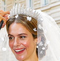 Princess Maria-Anunciata’s wedding hair #princess maria anunciata  #liechtenstein princely family #royaltyedit#royal fashion#royal wedding #the flower ornaments in the hair and on the veil blend in together  #and it kinda reminds me of sissis stars