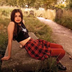 Fuckyeahmazzystar:  Hope Sandoval, St. John’s Wood, London, 1990. Photo By Derek