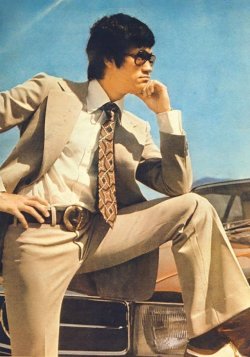 kungfutaichworld:  Sunglasses and car frequently appeared in Bruce lee’s life photo. These two things can be said to be his jewelry, they also become the symbol of man’s speed and cool.  In memory of the 42 anniversary of the death of Bruce Lee. 