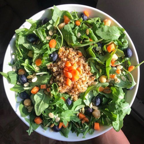 GLOWING veggie bowls are my fav✨ ⬇️⬇️⬇️⁣⁣⁣⁣ ⁣⁣⁣ cauliflower rice ⁣ arugula ⁣ carrots⁣⁣⁣⁣ chickpeas ⁣