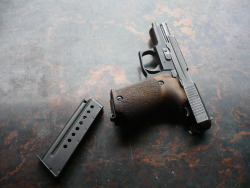 laurentbelkacem:  SIG P220/Pistolet 75. 