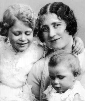 Queen Elizabeth the Queen Mother,with her daughters, Queen Elizabeth II and Princess Margaret throug