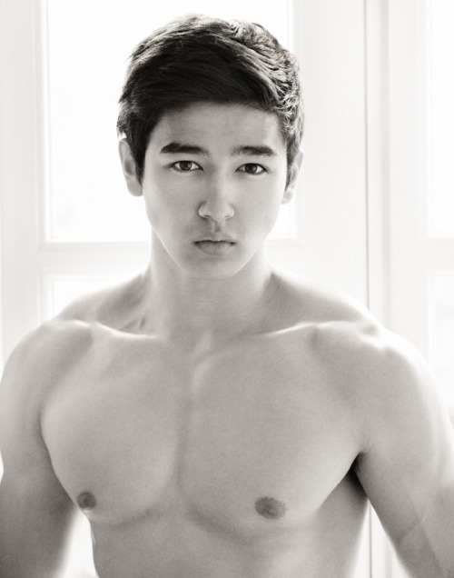 mingion:  JOACHIM MILNER Ps. This would have been perfect if he wasn’t doing duck lips in every picture. 