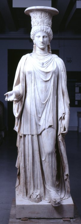 hellenismo:Pentelic marble caryatid: a woman dressed to take part in religious rites. In a style ada
