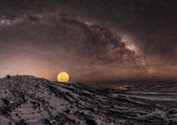 the-wolf-and-moon:  Night Sky in Antarctica