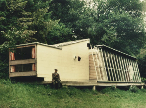 modernism-in-metroland: Horder House, Hampshire (1960) by Ted Cullinan. Wooden house on a precast pl