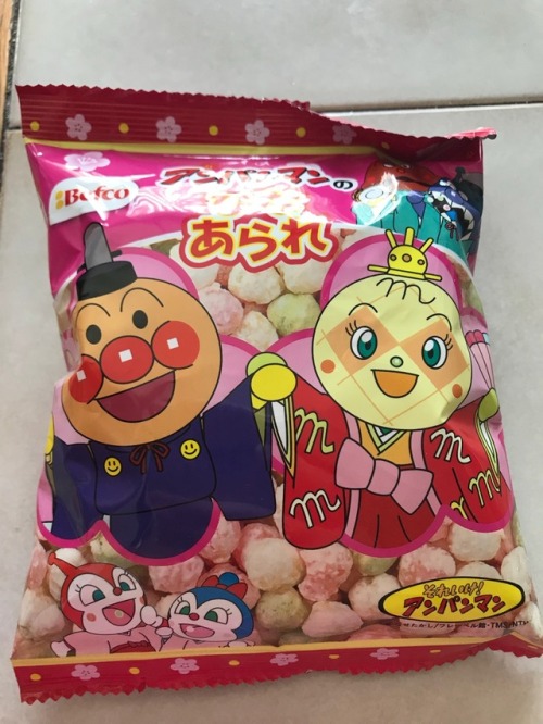 These cute snacks are Anpanman Festival Rice Puffs! They are cute doll festival colours and have two