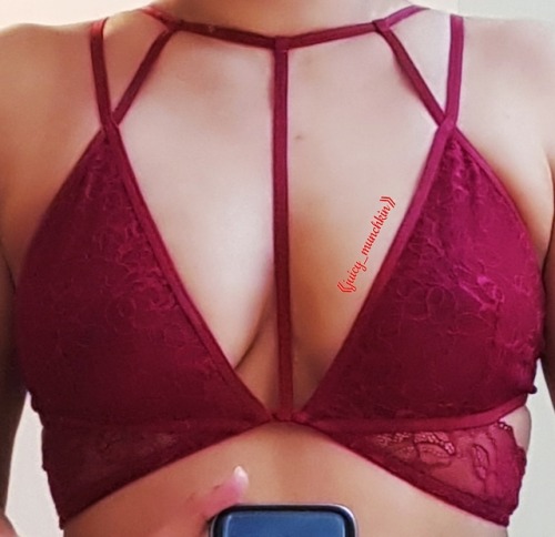 juicymunchkin:  THE ROVING ROCKSTAR BRALETTE!!  The third new piece from my haul and it’s in maroon/plum in color! Gorgeous piece! I’m in love with it. 😍❤  The intricate design and the lace details.. So pretty. 😊  Sorry about the tummy; been
