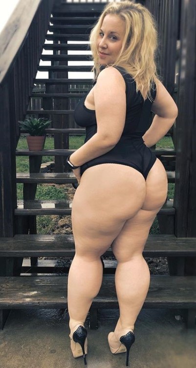 whitebootylov3r:pawgcommander:IG @curvygirl1983MmmmI could be a white booty lover