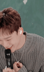 iyeolie:chen’s april busking event 190401 ⚡️ chen’s first solo debut!❝jongdae, you’re like a flower 