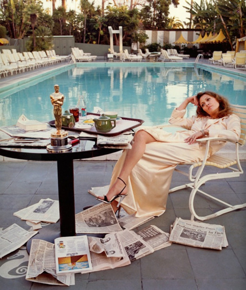 Faye Dunaway after eating and reading newspapers. Terry O'Neill.O'Neill captures his longtime love, 