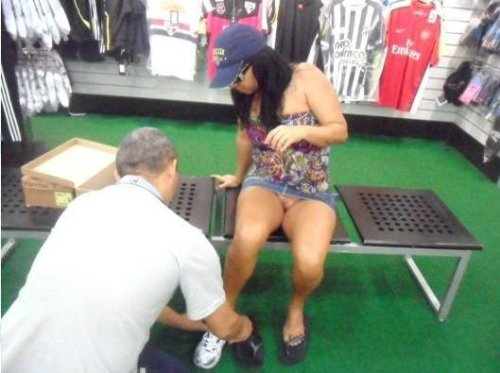 Não existe nada mais excitante para o casal do que tirar fotos da esposa sem calcinha se exibindo, q