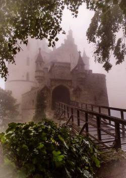 ollebosse:  Shadows, Lichtenstein Castle,