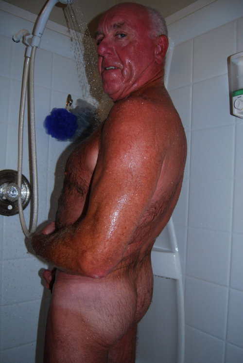 sphincterfeeder: I L O V E Old man asses! So tasy and musky! SMELL THE RAINBOW! SnifffFFF!