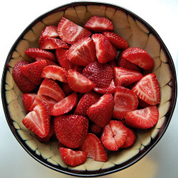 dietandhealththings:  Photo  Damnit , I want strawberries now 