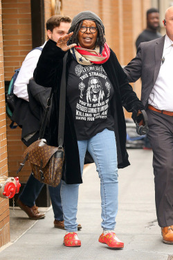 blackfashion:  soph-okonedo:Whoopi Goldberg leaving the View in New York City   Her shirt!