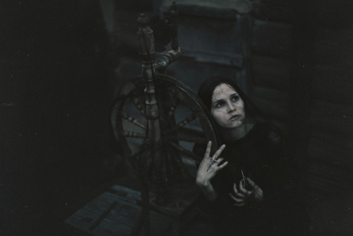 The sun inflicted unbearable pain on her eyes. For this reason, shelived in this damp and gloomy hou