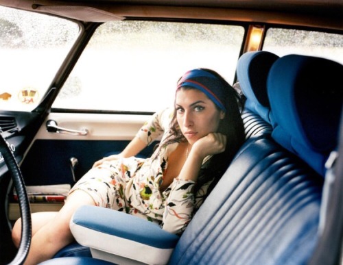 Such a elongate and lovely woman.