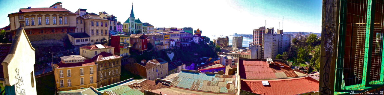 aguerin:  Valparaíso, Chile Dos mundos comunicados por rampas,por escaleras, por