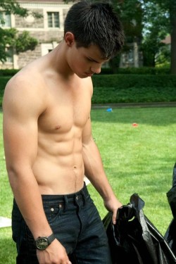 tumble-that-guy:  Taylor Lautner