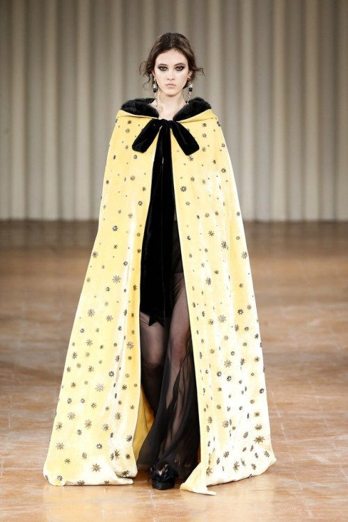 GRETA VARLESE wearing ALBERTA FERRETTI FALL 2017 READY-TO-WEAR