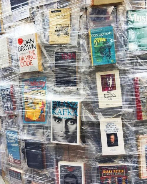 cobblibrary: doubledaybooks: boredpanda: Artist Uses 100,000 Banned Books To Build A Full-Size Parth