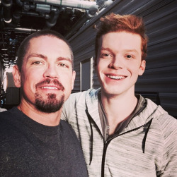 teammilkovich:  stevehowey: Mr. handsome is on step he’s not taller than me. Even though he is tall.@cameronmonaghan #mrhandsome #shameless #ian #kev 