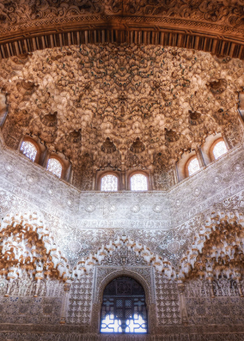 facinaoris:Inside of Alhambra, Granada, Spain.