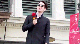 heavenlybrendon:Panic! at the Disco (featuring Brendon’s gum)performing Victorious in the Macy’s Tha