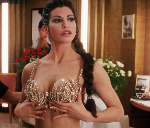 surra-de-bunda: Cristal Connors in Show Girls (1995)