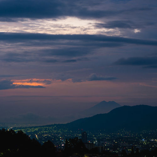 “Volcano lights
Amanece en la ciudad de  el reflejo del sol saliente nos da esos tonos naranja que contrastan con el azul de la madrugada.
Machina:  
Opticae:17.0-50.0 mm f/2.8 
Arx:75 mm 
Velocitas: 10.0 sec
Foraminis: ƒ / 8.0
Ratio:  3622 x 3622
.
.
.
.
.
.
.
 posted on Instagram - https://instagr.am/p/COc6iD3DN1U/ #sansalvador#NIKOND7500#time-lapse