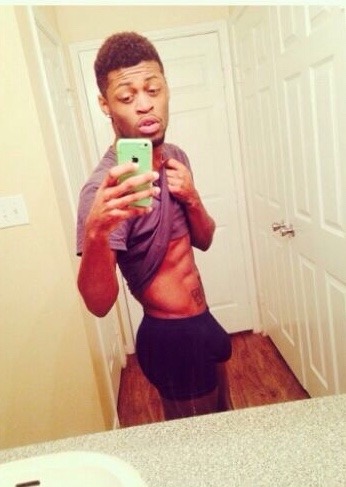kingredzrose:  Shout out to my bruva reefstrick follow his blog!!!!