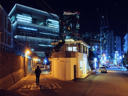 Near Boiling Pot Coffee and the landmark Amorepacific headquarters in Sinyongsan.