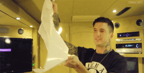 s-e-x-i-c-a-n:pretty-faced-people:ofmiceandwinchester:Austin burning the Justin Bieber poster ok I h