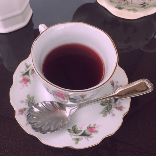 solitary-saboteur:Tea time in the rain ☕️