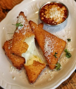 everybody-loves-to-eat: deep fried mozzarella cheese triangles (source) 