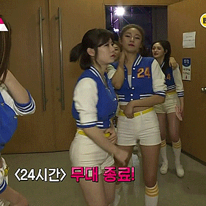 Yebin looking all fierce af after their performancebut….in the end she’s still a precious lil