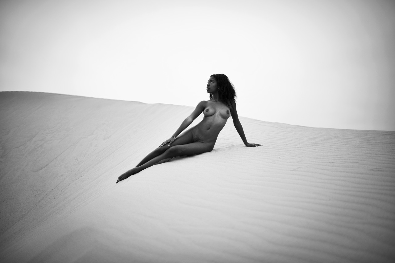 sarissle:  “Don’t the waves pull the sand, don’t the moon pull the tide, baby…”