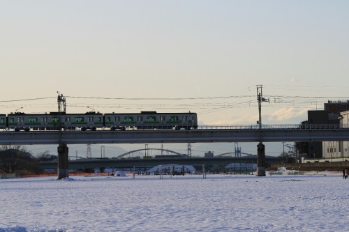 【４６２】多摩川の 雪降り積もる 河川敷 橋梁渡る 電車と共に