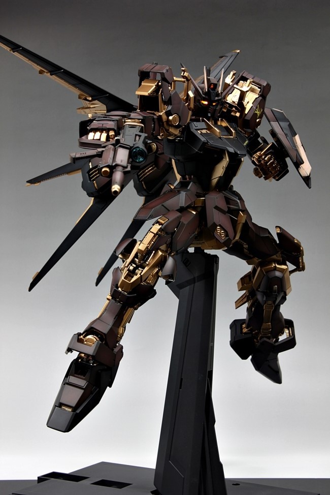 vinh-tee:HAHAHA Louis Vuitton custom paint! Interesting.http://usagundam.com/?p=7724