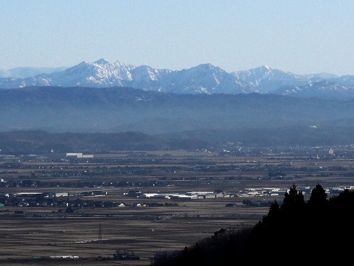 弥彦山より　毛猛山塊，奥只見方面High mountains along the border between Echigo and Tadami, viewed from the northwest