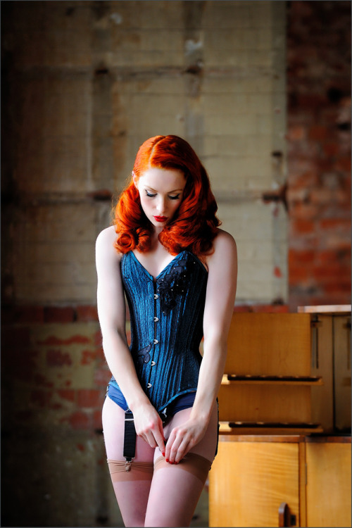 pinkcorsetgirl2:  I’ve always been happy as a blonde. but if I could be THAT redhead, in THAT corset? I’d think about it. 