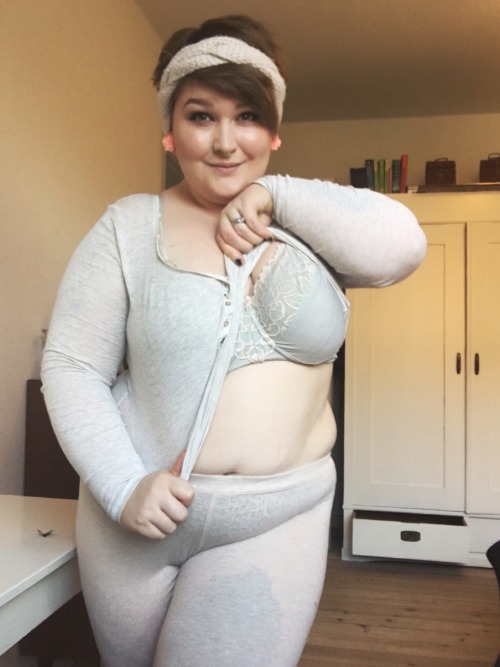 freaknikk2012: deathclawkillsquad:  Lazy thursdays. I am embracing my flaws and loving myself❤️  FLA